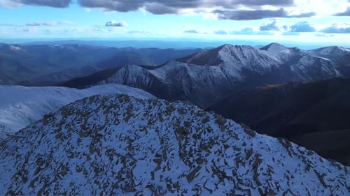 La cumbre del monte Shavano Tabeguache Huron Peak cubierta de nieve, Zumbido aéreo Colorado sombreado
