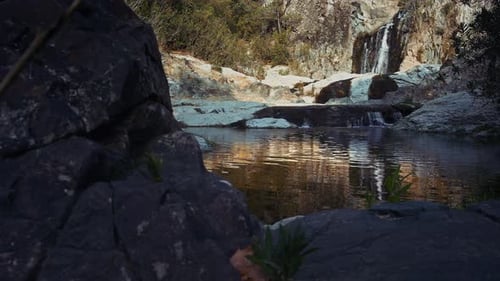 Himmlischer Wasserfall im Bachblick in grüner Natur 08