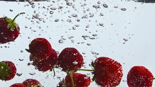 Água fresca flutuante de morango em câmera super Câmera lenta de perto