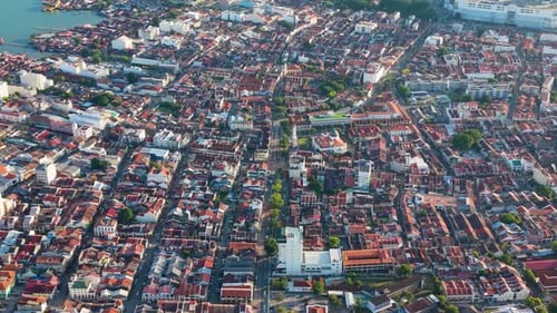 Vue aérienne de haut en bas de la vieille ville de George Town à Penang, en Malaisie. Réseau urbain dense