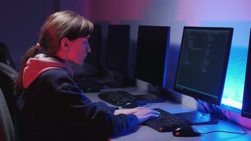 Eine frustrierte Programmiererin arbeitet am Computer