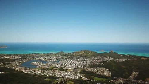 Foto panorâmica de Drone revelando as cidades de Kailua e Kaneohe e a costa leste de Oahu.