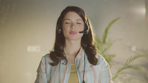 Fille du centre d'appels ayant un appel professionnel