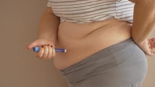 Übergewichtige Frau appliziert Insulin in Zeitlupe
