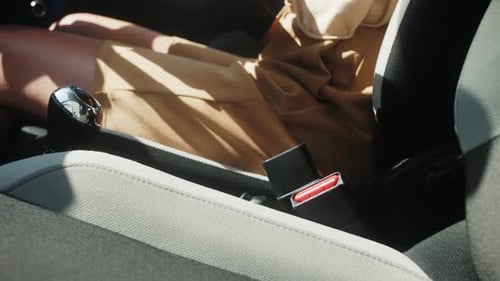 Closeup Hand of Owner Fixando o Cinto de Segurança Rodoviária Conceito de Regulamentos de Segurança Rodoviária
