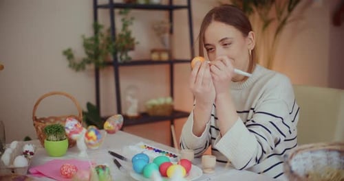 Retrato de mulher pintando ovos de Páscoa para as férias da Páscoa