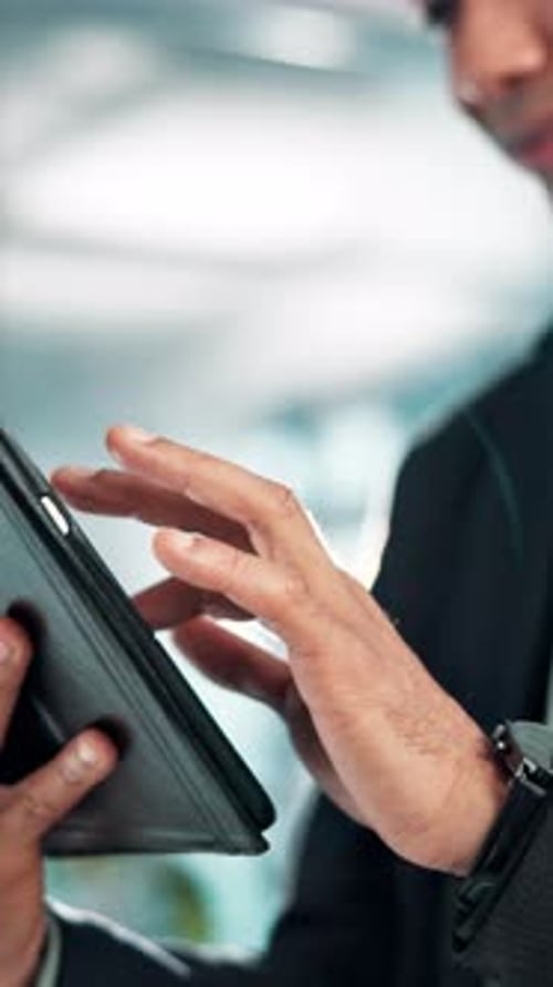 Bureau, entreprise et mains d'homme sur tablette pour la mise en réseau, la connexion Internet