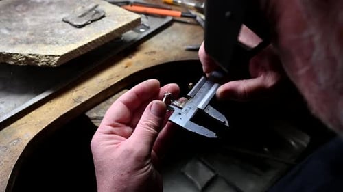 Goldener Ehering, von Goldsmith, isoliertes Makrovideo, Schmuckherstellung mit einem Profi