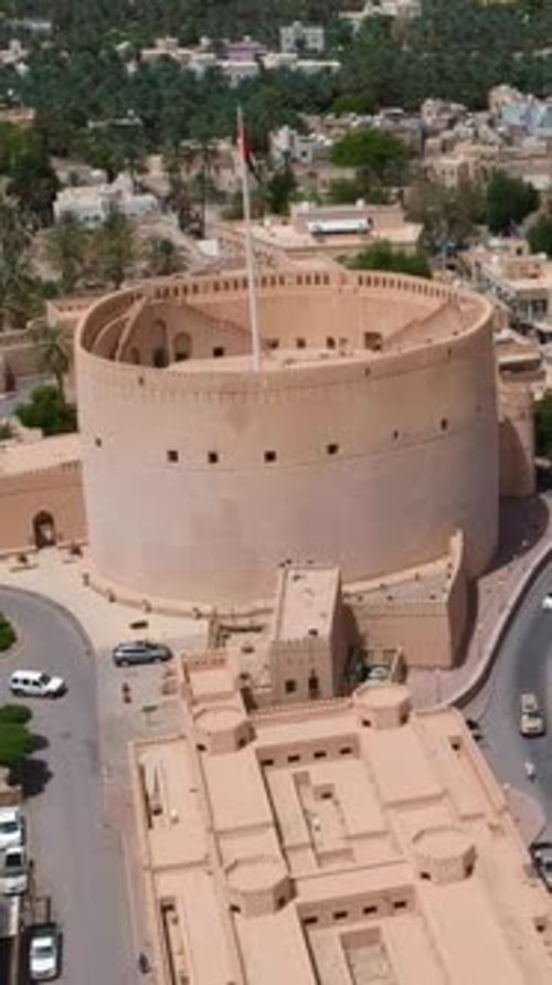 Vue aérienne verticale par drone de Nizwa avec le fort historique et les murs du Sultanat d'Oman.