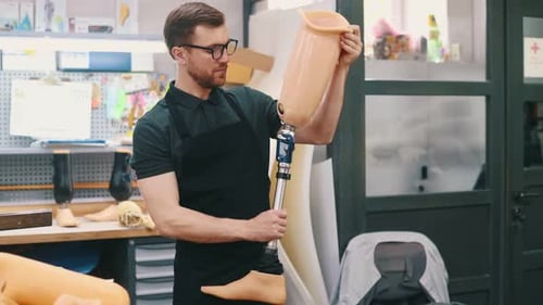 Die Prothese bewegen. Techniker arbeitet in einem modernen Labor