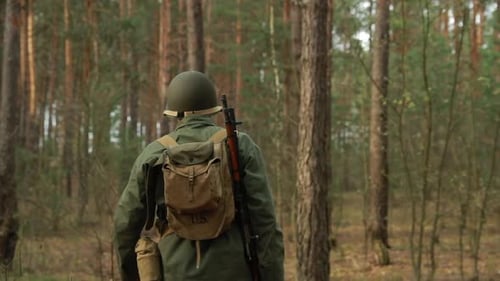Als amerikanische Soldaten der US-Infanterie des Zweiten Weltkriegs verkleideter Mann marschiert entlang der Forest Road