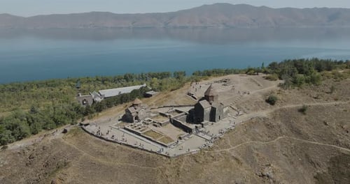 Vue aérienne du monastère de Sevanavank, Arménie.