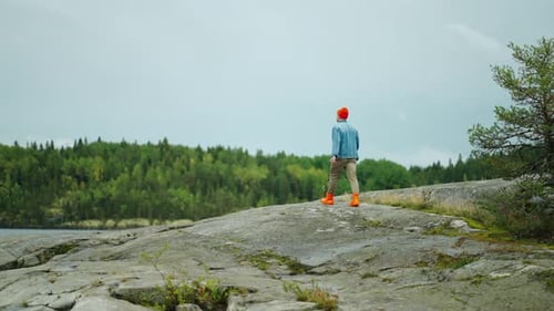 Jeune homme adulte voyageant seul dans la nature appréciant la solitude et le silence Plan Cinématographique au ralenti