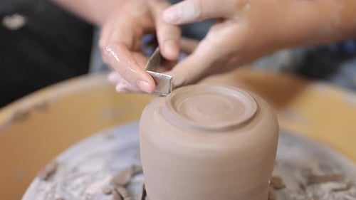 Carafe à fabriquer des potiers professionnels sur cercle