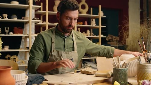 Homme caucasien créatif, homme d'affaires, propriétaire de petite entreprise, artiste Potter en tablier