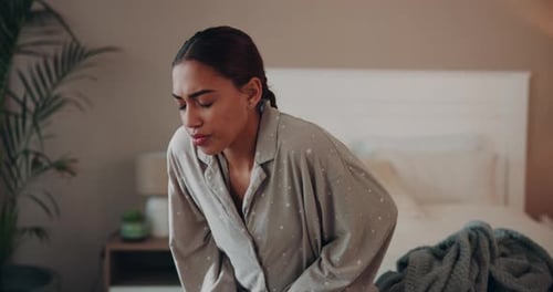 Femme, maux d'estomac et douleurs provoqués par les nausées matinales, les crampes ou les intoxications alimentaires accompagnées d'indigestion ou de ballonnements
