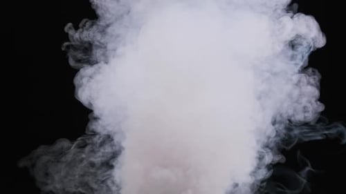 Weißer Rauch auf schwarzem Hintergrund in Zeitlupe Explosion Steam