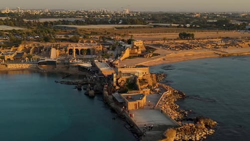 La hora dorada sobre la antigua Cesarea Marítima
