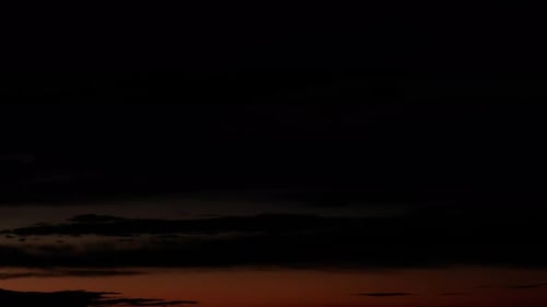 Blauer und orangefarbener bewölkter Himmel vor Sonnenaufgang Zeitraffer