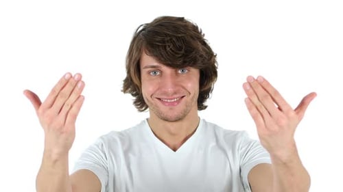 Homem convidativo com fundo branco