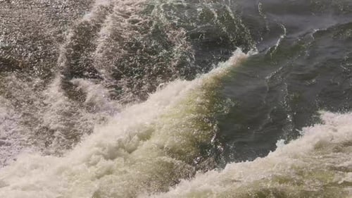 Plan rapproché d'une cascade fluviale à débit rapide