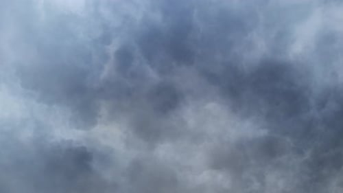 trovoada e nuvens cinza-escuras se movendo no céu antes de chover