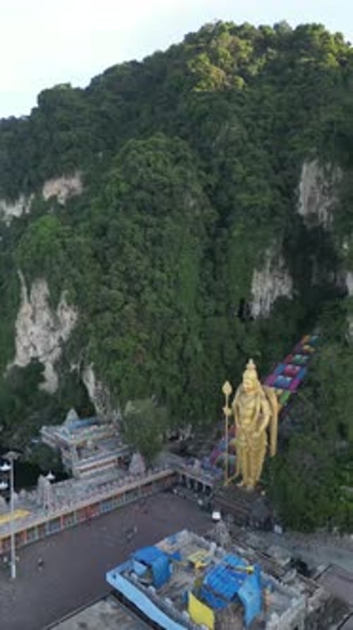 Vidéo aérienne de la statue de Lord Murugan représentant les grottes de Batu.
Malaisie