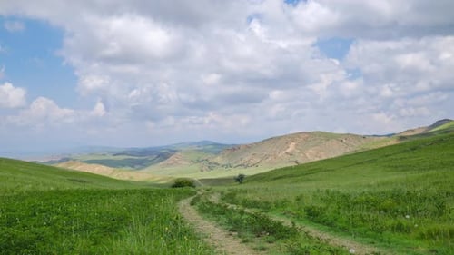 Captura temporal de las coloridas montañas de Mravaltskaro en la región de Kakheti.
Georgia