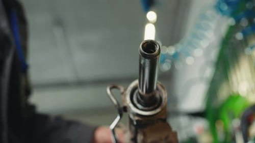 A parte interna da cremalheira de direção com a parte interna estende o pistão interno