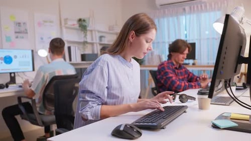 Grupo de empresária e homem usando computador portátil trabalhando no escritório.