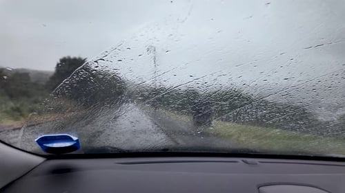 Regentropfen plätschern auf die Autoscheibe