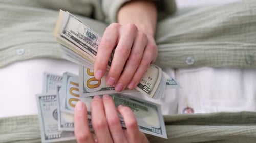 Vertikale Aufnahmen Eine Menge Geld in Frauenhänden Mädchen zählt Bargeld 1000 US-Dollar