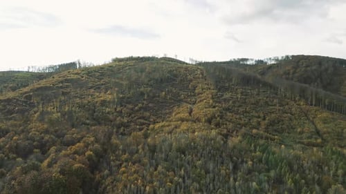In der Luft fliegende Gipfel, Hügel und Berge.
