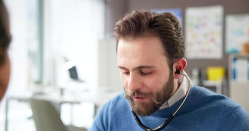 Pediatra, estetoscópio e médico com criança para consulta, atendimento médico e consulta