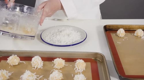 Colocar la masa para galletas en la bandeja para hornear galletas de coco