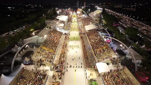 Famoso desfile de carnaval no sambódromo do Anhembi, no centro de São Paulo, Brasil.