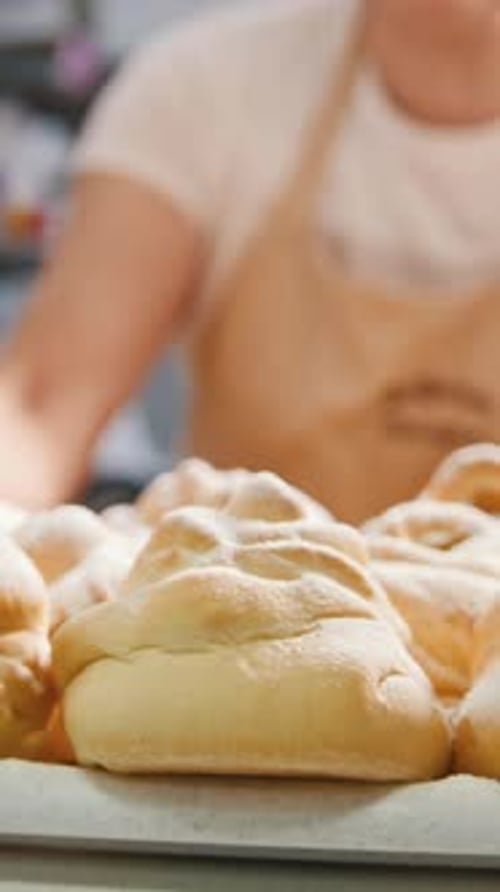 Koch: Bring das frische heiße Gebäck in die Bäckerei.