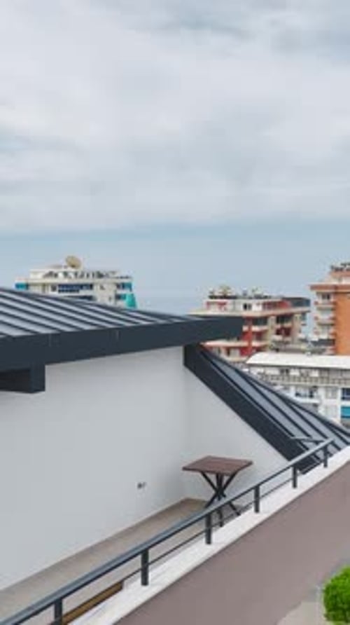 Vídeo vertical: Água enchendo uma nova piscina em uma casa residencial contemporânea