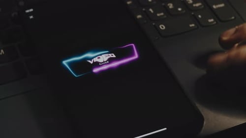 Videospiele-Inschrift mit dynamischem Neonrahmen auf dem Handybildschirm, Welleneffekt, männliche Hand