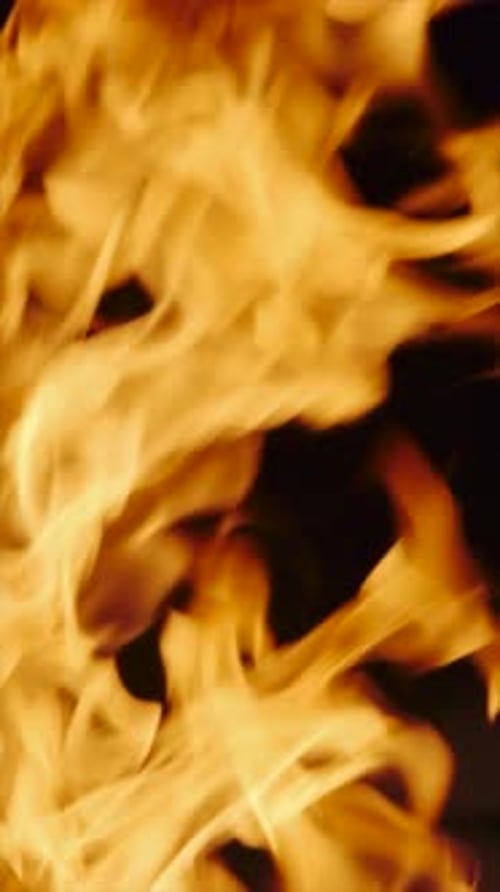 Brennende Feuerflamme auf dunklem Hintergrund