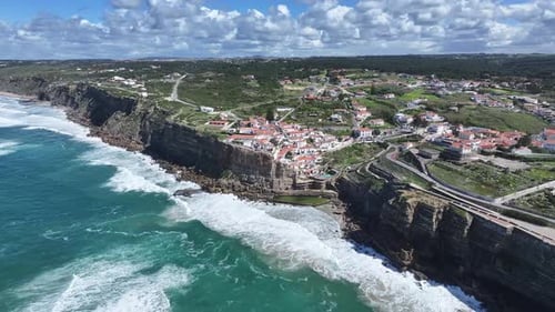 Playa de Azenhas Do Mar en Sintra, en el distrito de Lisboa, Portugal.