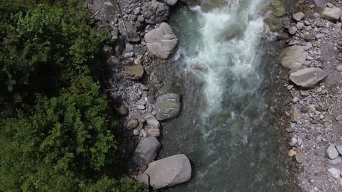 Luftaufnahme des Crystal Clear Mountain River