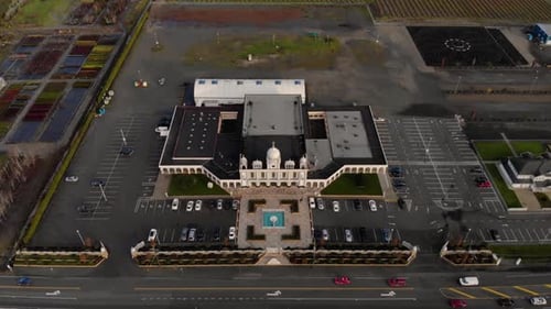 Drone 4K de la façade avant d'un temple sikh avec une sculpture magnifique et élaborée et une arche symétrique