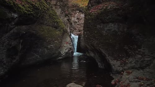 Drohnenvideo vom kleinen schönen Wasserfall