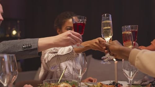 La compagnie d'amis clignote des lunettes lors d'un dîner