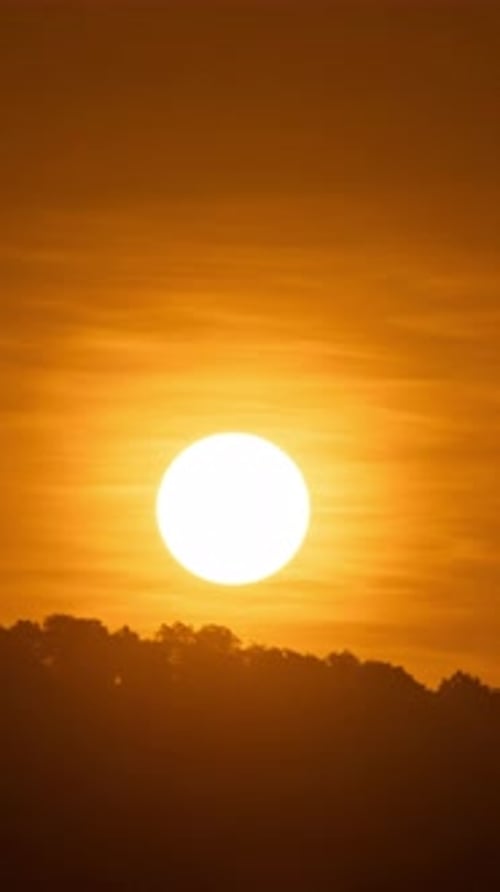 Zeitraffer mit majestätischer Sonnenuntergangs- oder Sonnenaufgangslandschaft, wunderschöner Wolken- und Himmelslandschaft.