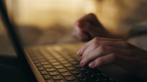 Nachthände beim Tippen, Laptop, Nahaufnahme, vielbeschäftigter Manager, der ein Arbeitsprojekt beendet