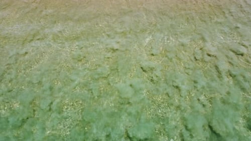 Vague de mer sur une plage de sable. Vue aérienne d'une plage tropicale avec des vagues océaniques.