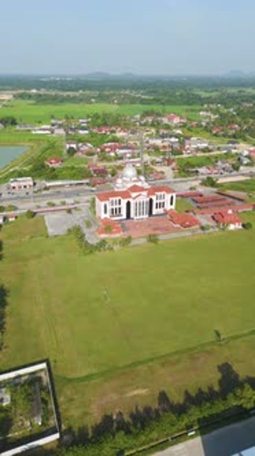 Vue aérienne verticale : la périphérie de Kota Bharu pendant la journée dans l'État de Kelantan, en Malaisie