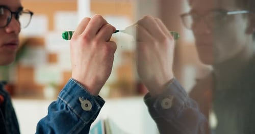 Glass, escritor e homem com pesquisa, escritório e plano para estratégia de marketing